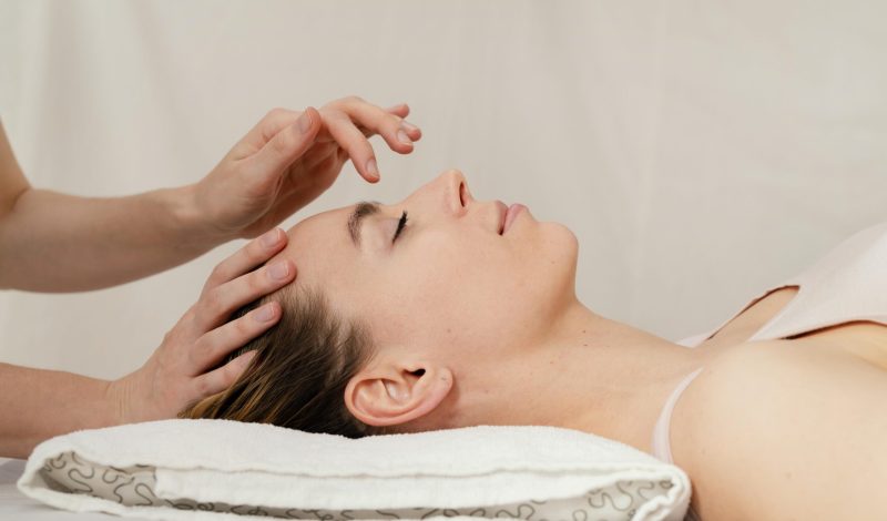close-up-therapeute-massant-la-tete-du-patient Réflexologie cranio-sacrée